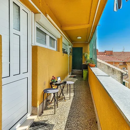 דירה Cozy With View