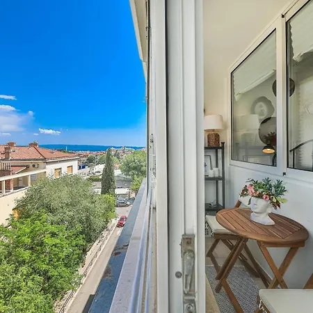Cozy With View * Split